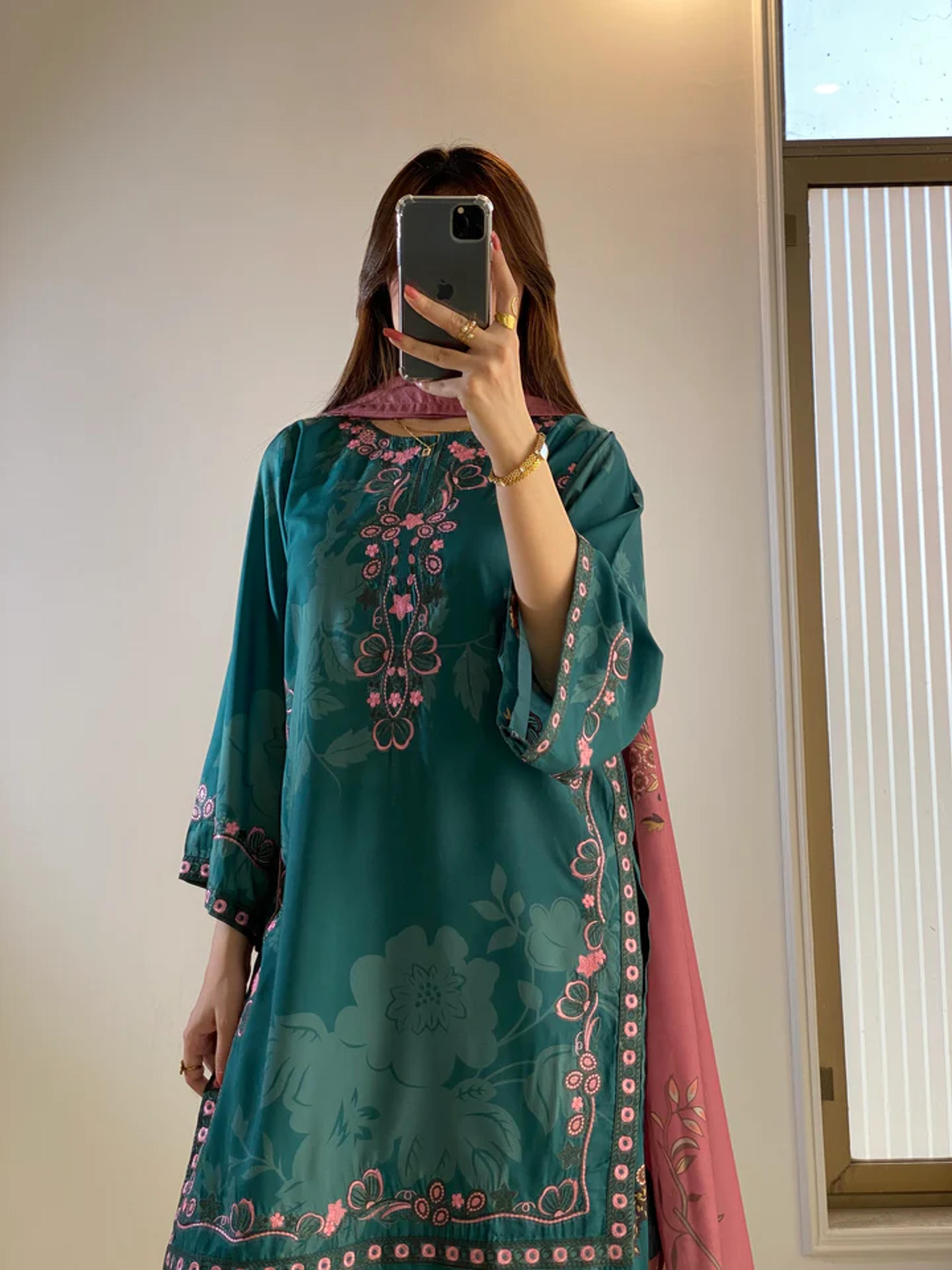 Emerald Bloom Suit with Farshi Shalwar - Thumbnail 4