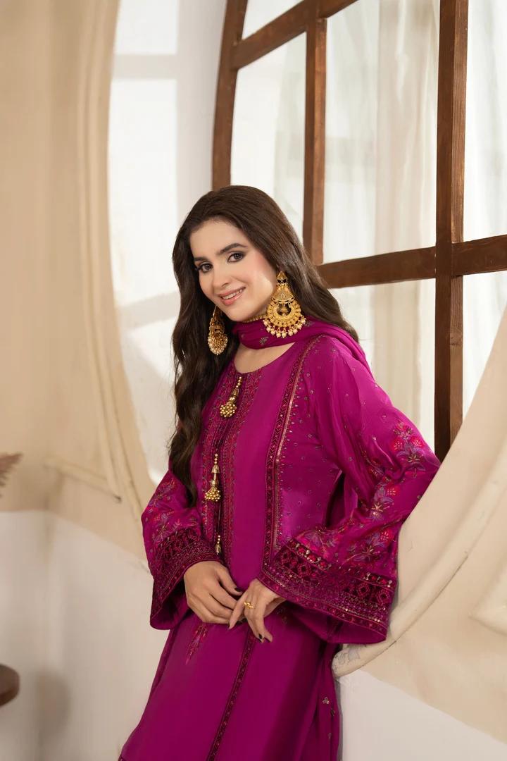 Tilla Embroidered Silk Suit - Image 4