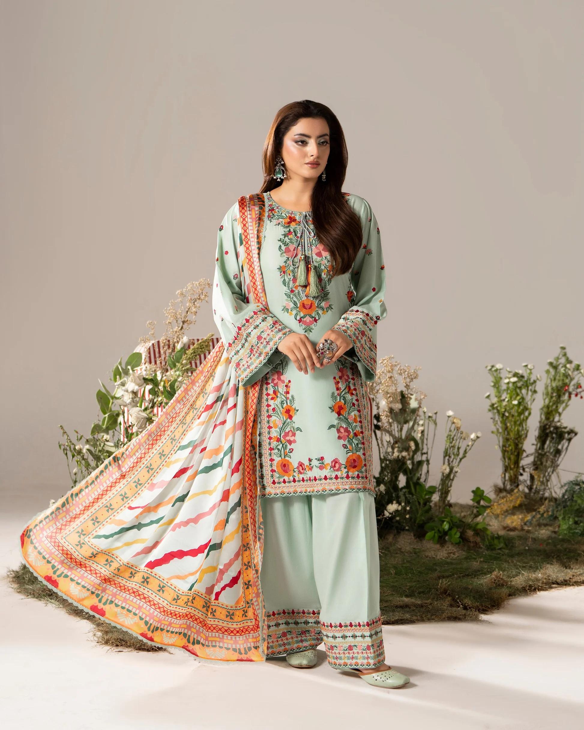 Short shirt with intricate multi-thread embroidery - Image 9