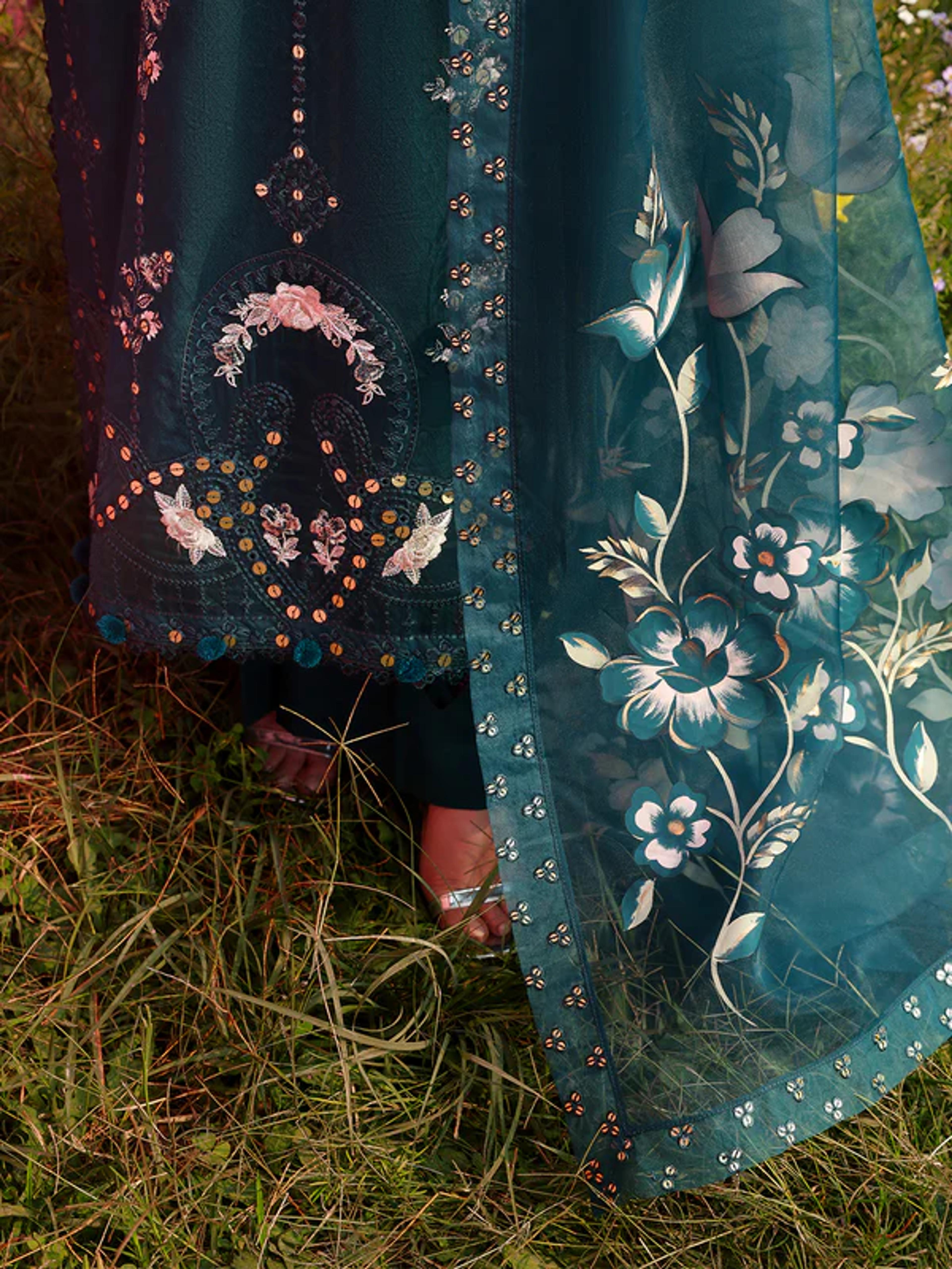 Chikankari Jacquard Suit with Hand-Painted Organza Dupatta - Thumbnail 7