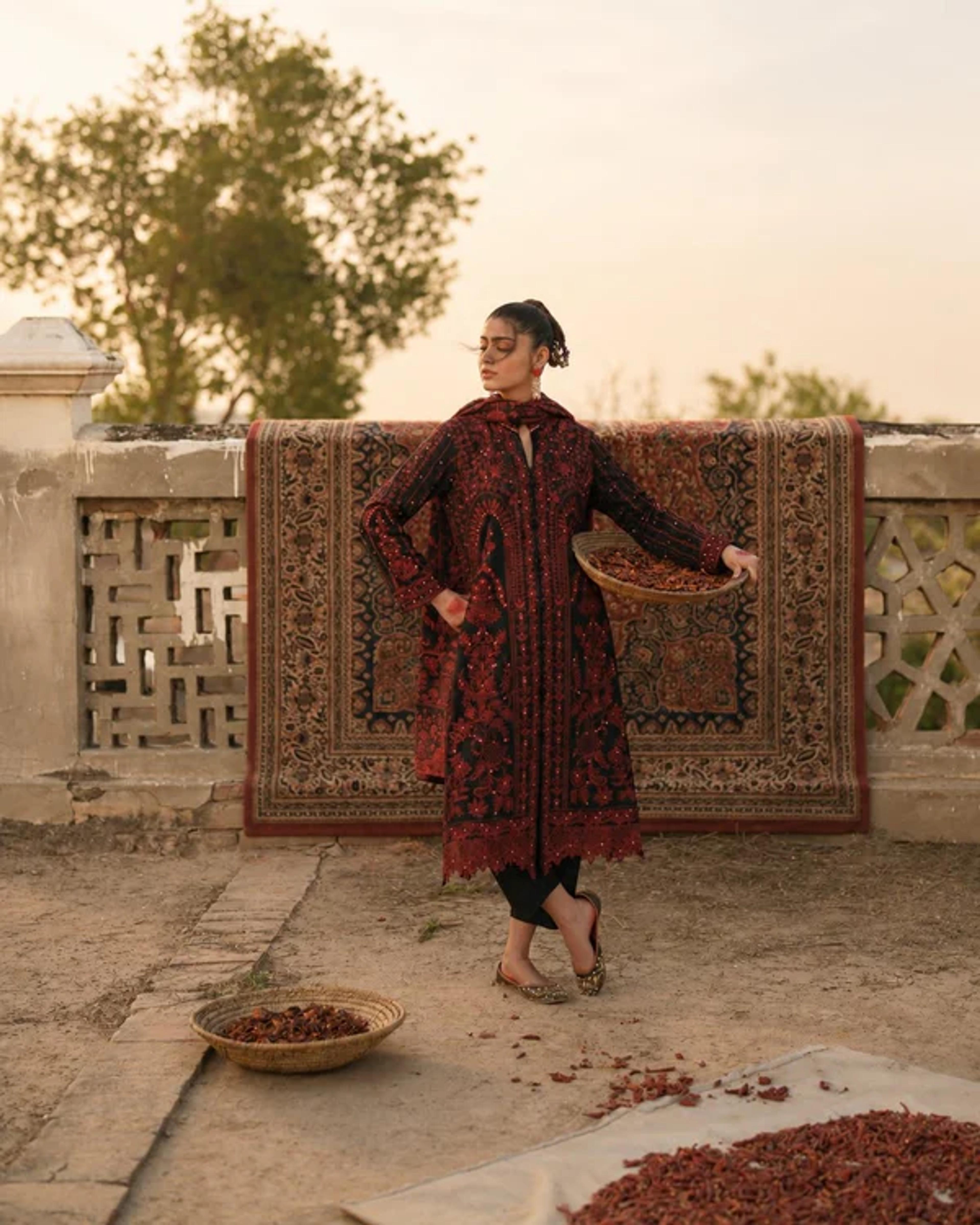 Embroidered Lace Lawn Ensemble - Thumbnail 5
