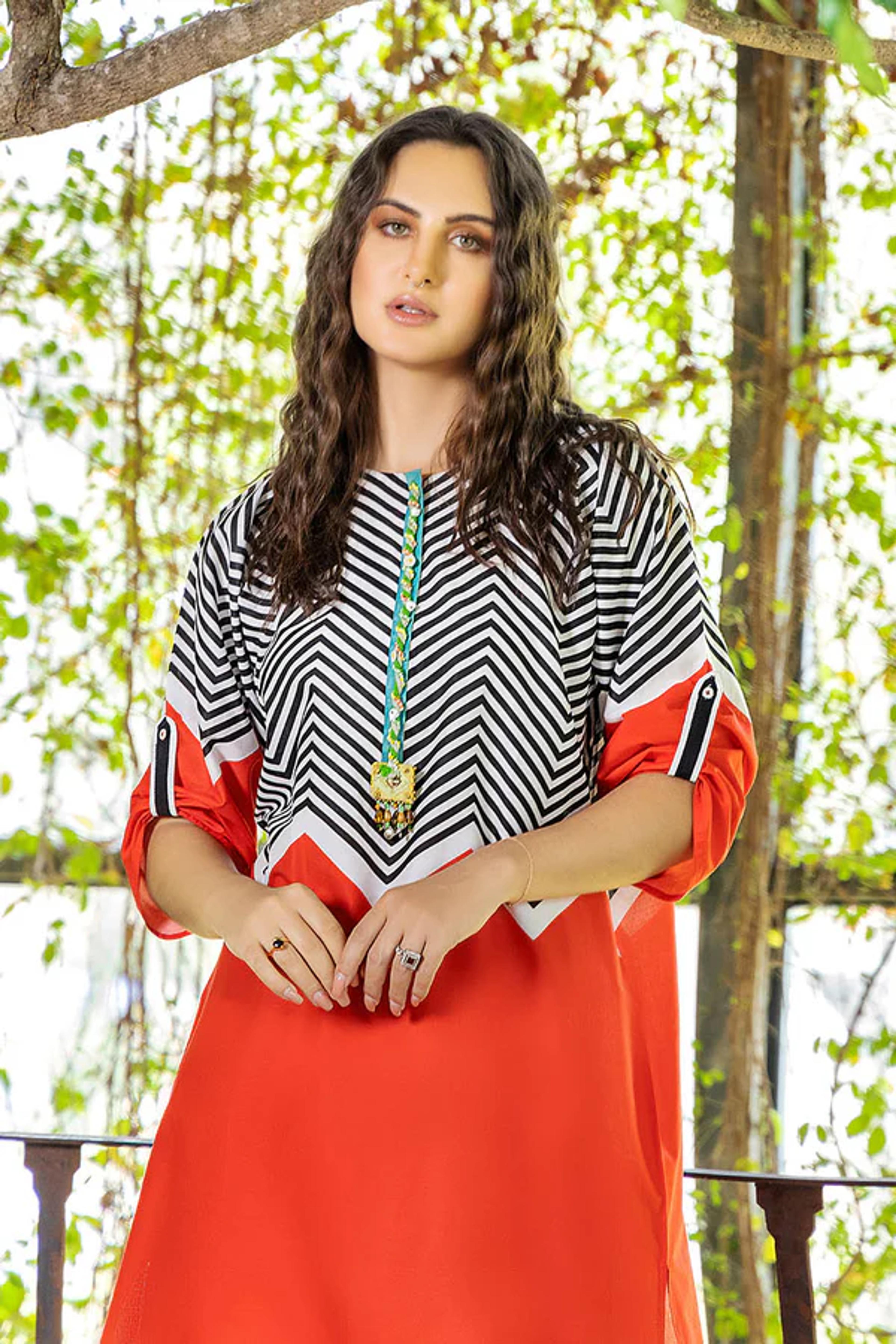 Embroidered 2-Piece Printed Cotton Lawn Suit - Thumbnail 9