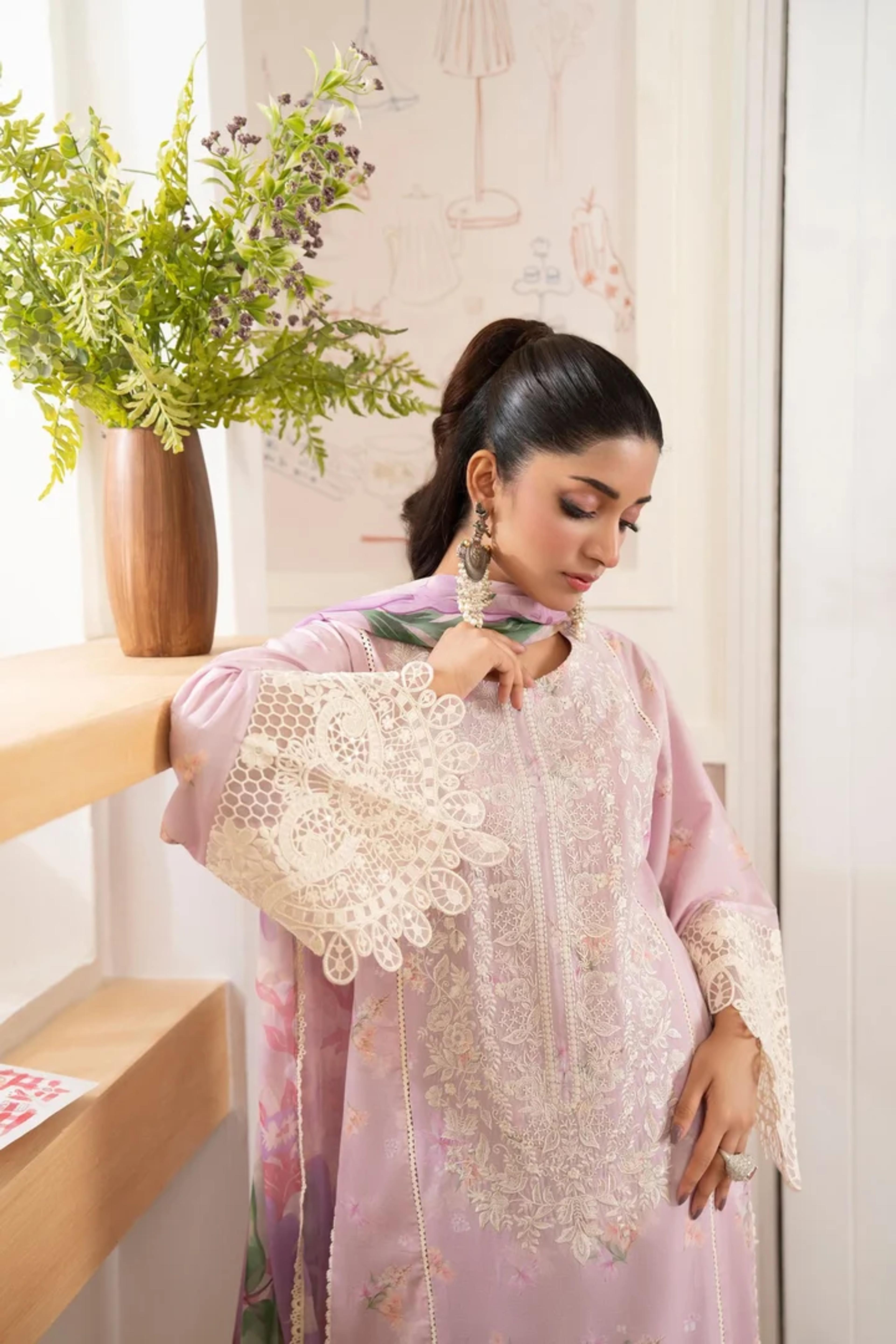 Traditional Lawn Suit & Elegant Embroidery - Thumbnail 3