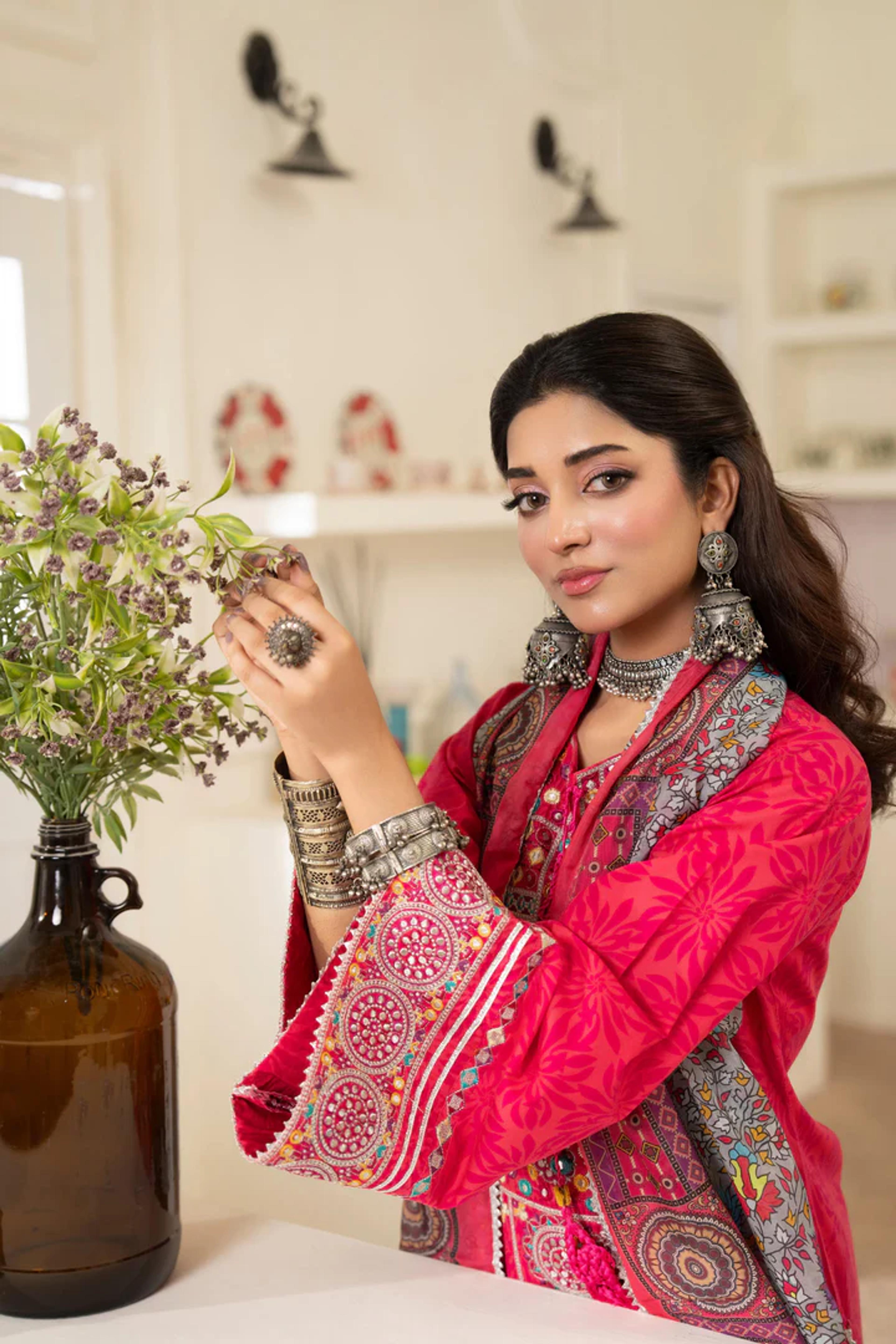 Lawn Embroidered Suit - Thumbnail 2