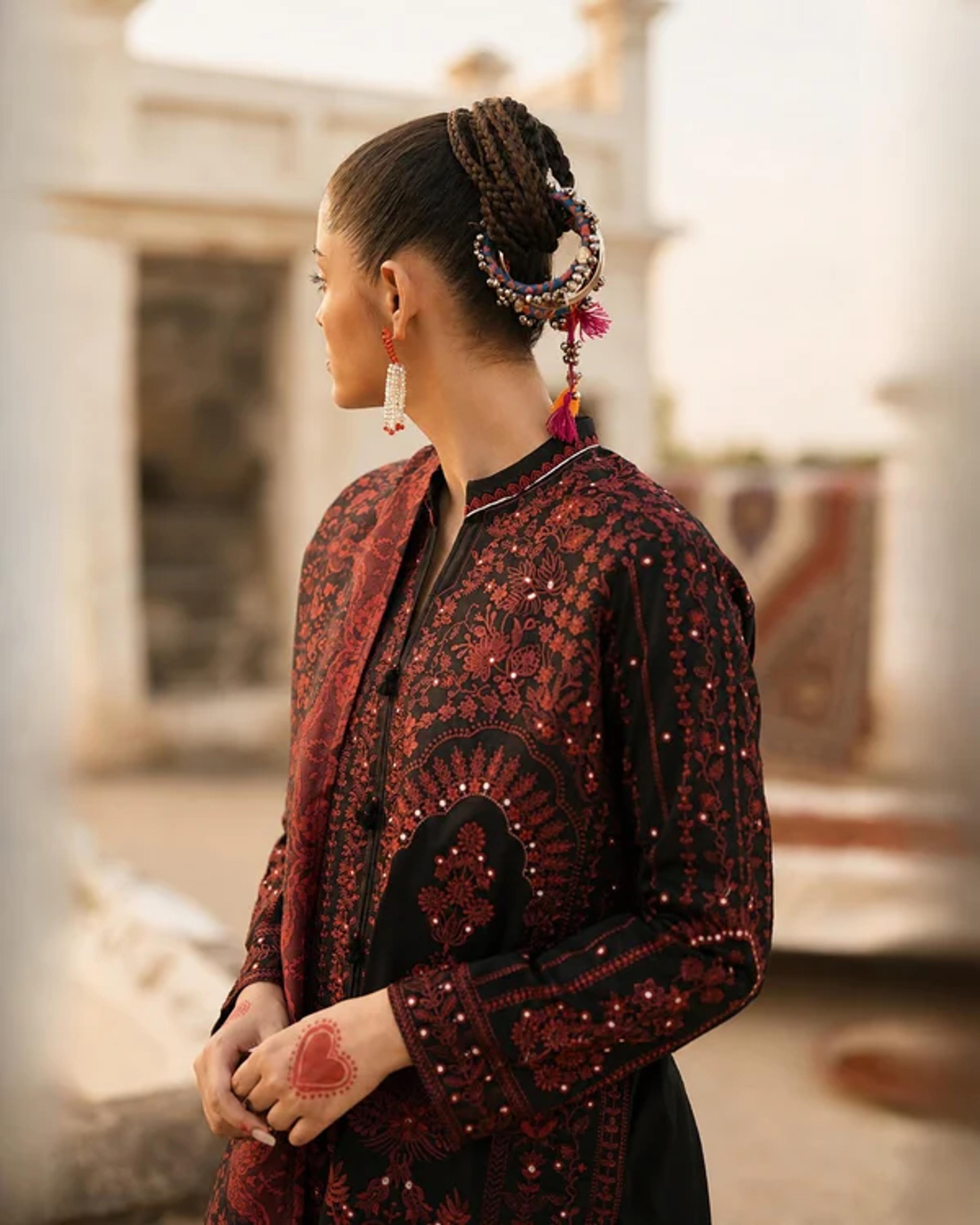 Embroidered Lace Lawn Ensemble - Thumbnail 3