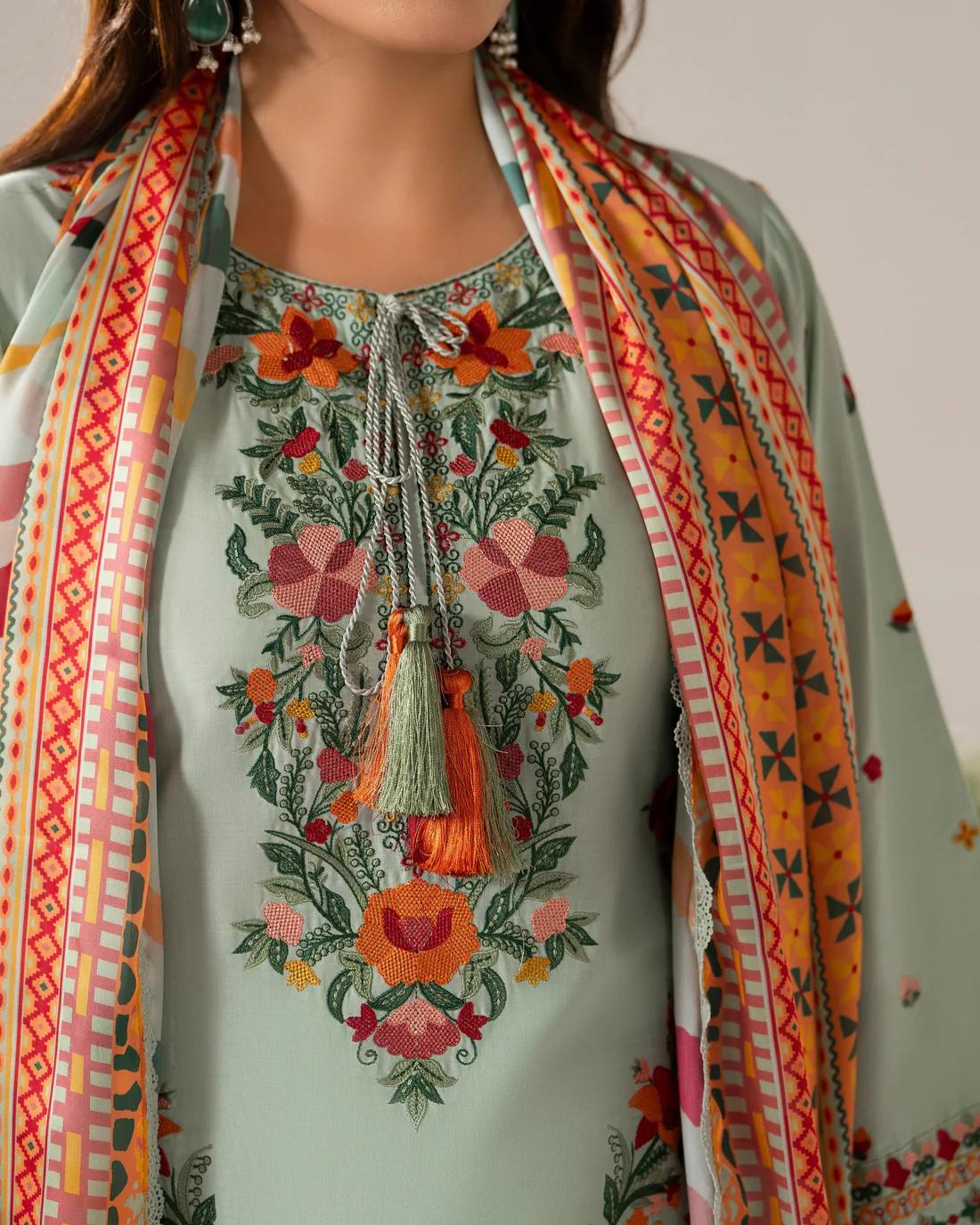 Short shirt with intricate multi-thread embroidery - Image 10