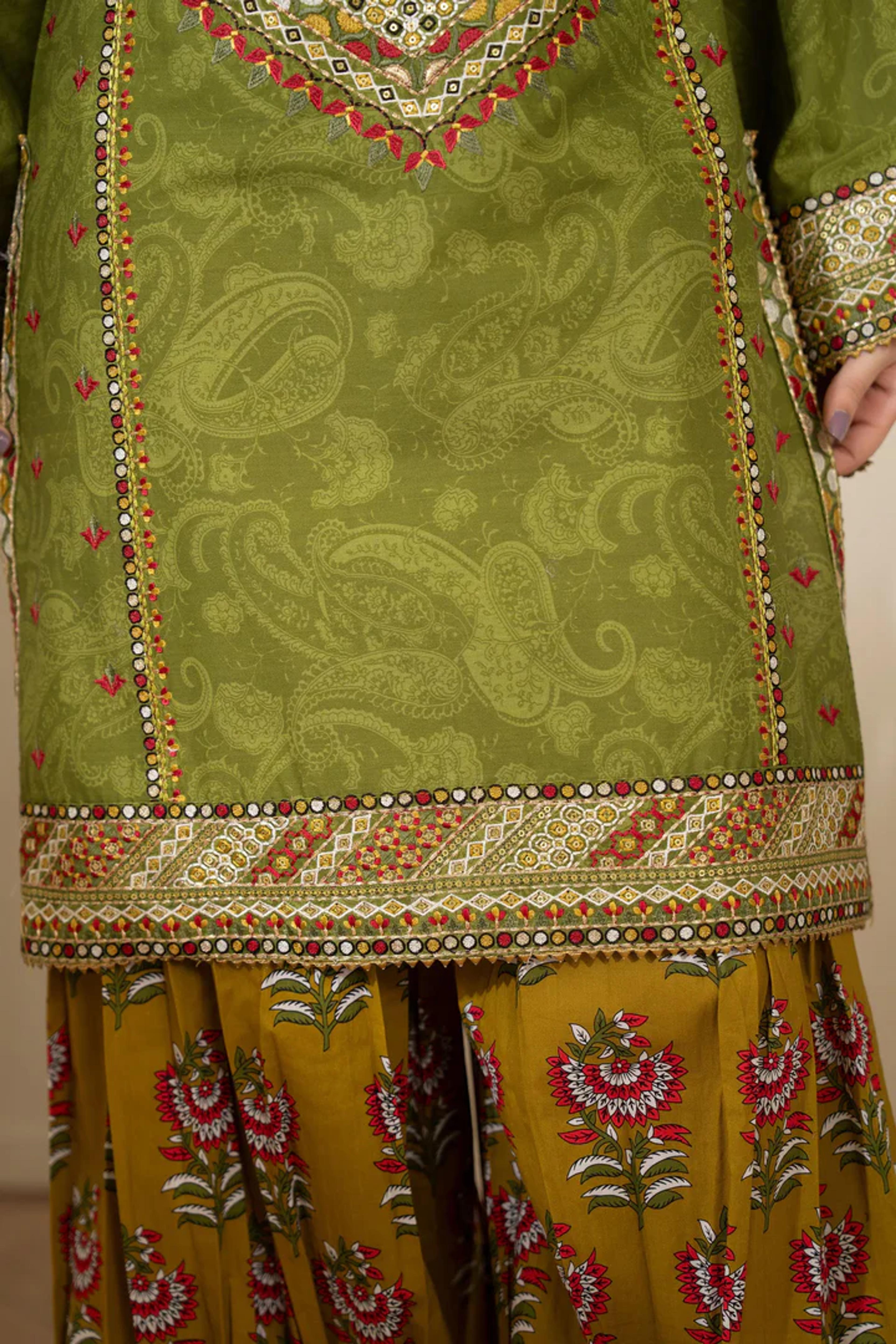 Elegant Embroidery & Lace Detailing - Thumbnail 4