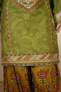 Elegant Embroidery & Lace Detailing - Thumbnail 4