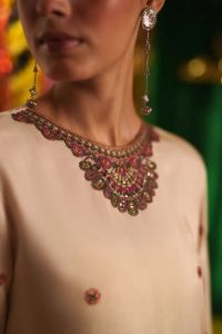 Beige Silk Suit with Printed Dupatta - Thumbnail 3