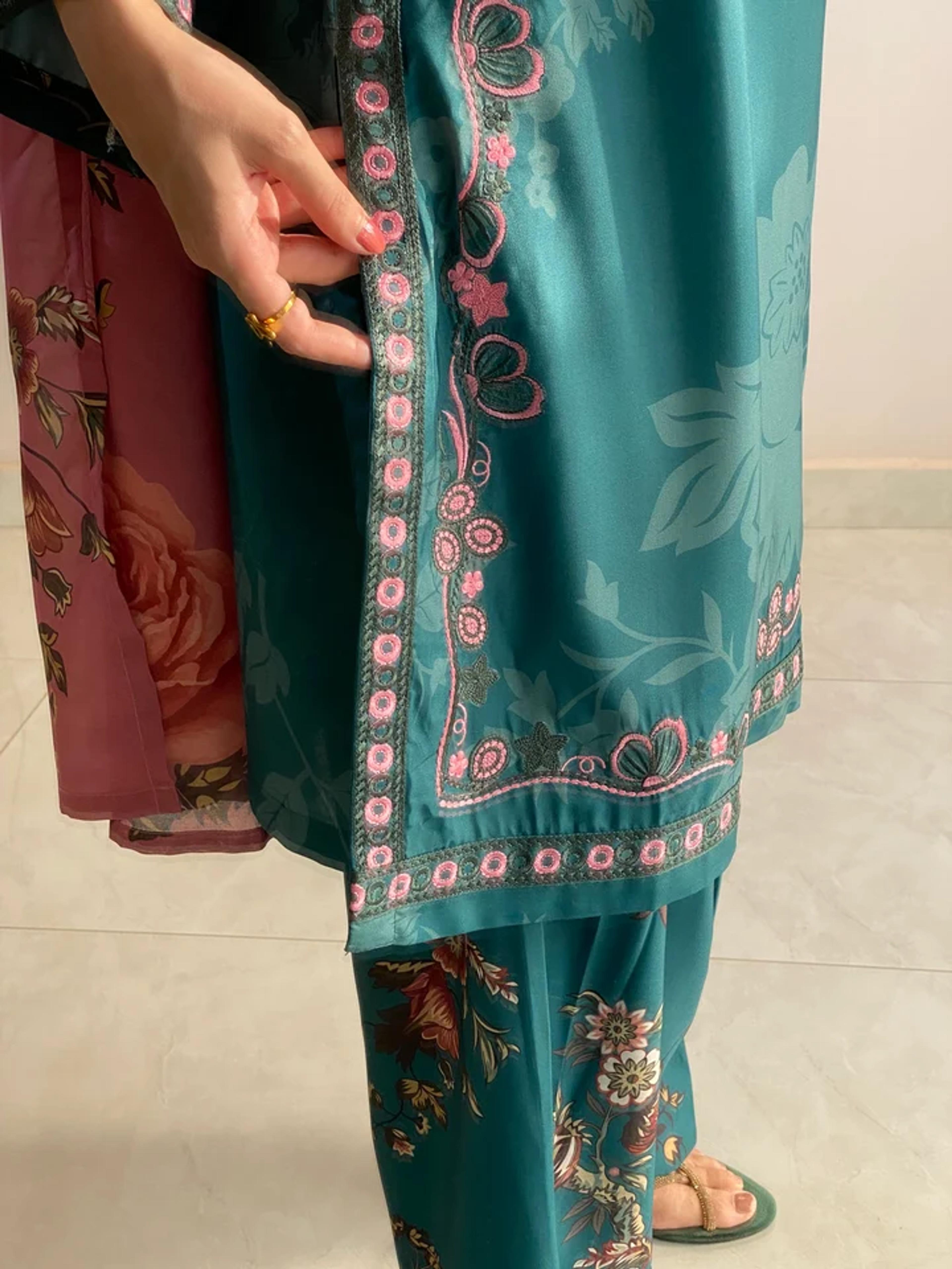 Emerald Bloom Suit with Farshi Shalwar - Thumbnail 3