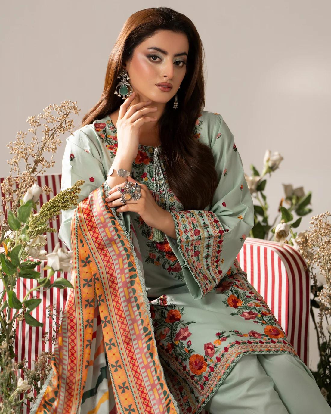 Short shirt with intricate multi-thread embroidery - Image 13