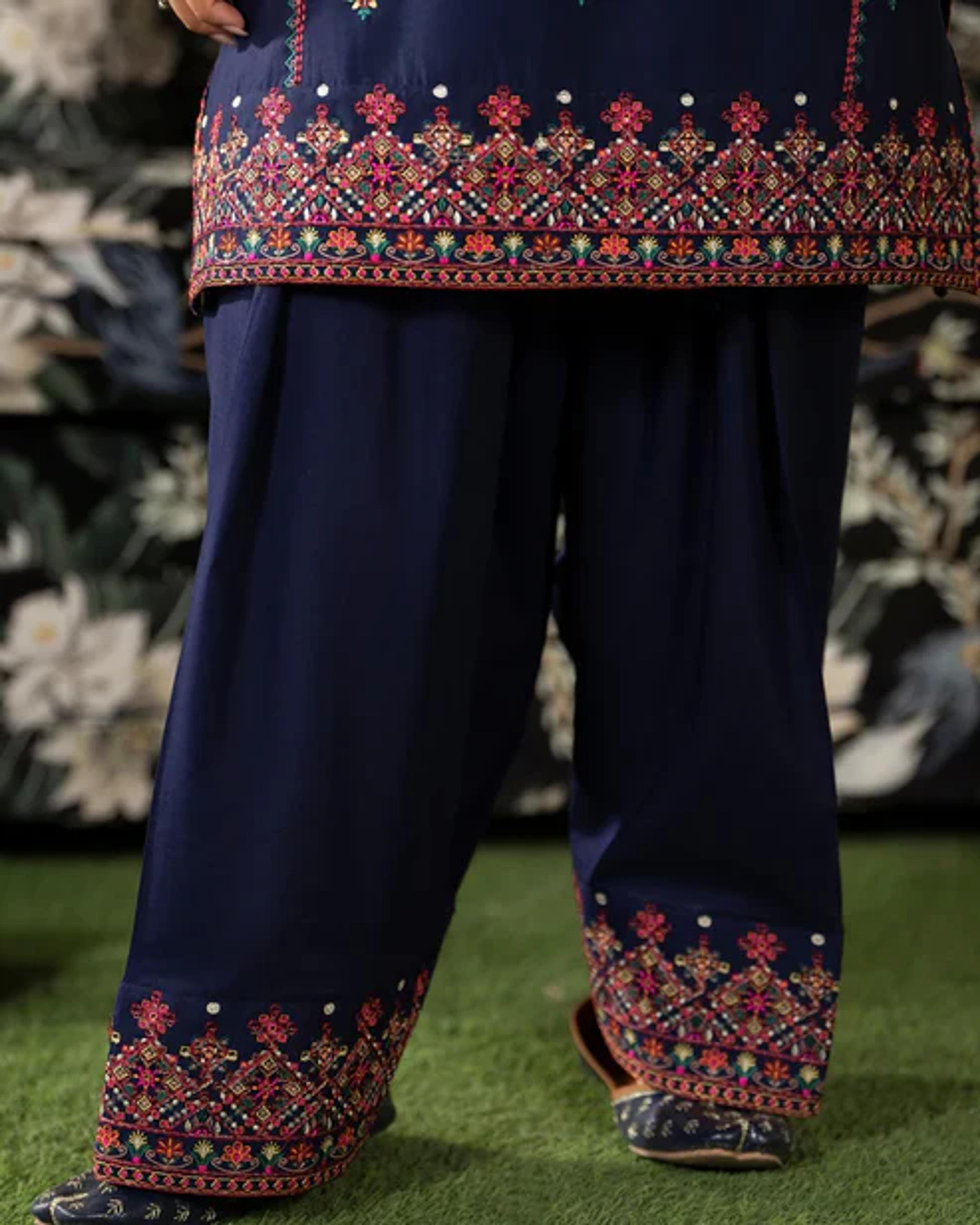 Balochi Embroidered Farshi Suit - Thumbnail 10