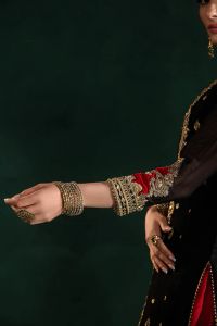Chiffon & Silk Suit with 2Tone Dupatta - Thumbnail 5