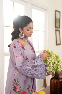 Elegant Lawn Suit with Farshi Sweep - Thumbnail 3