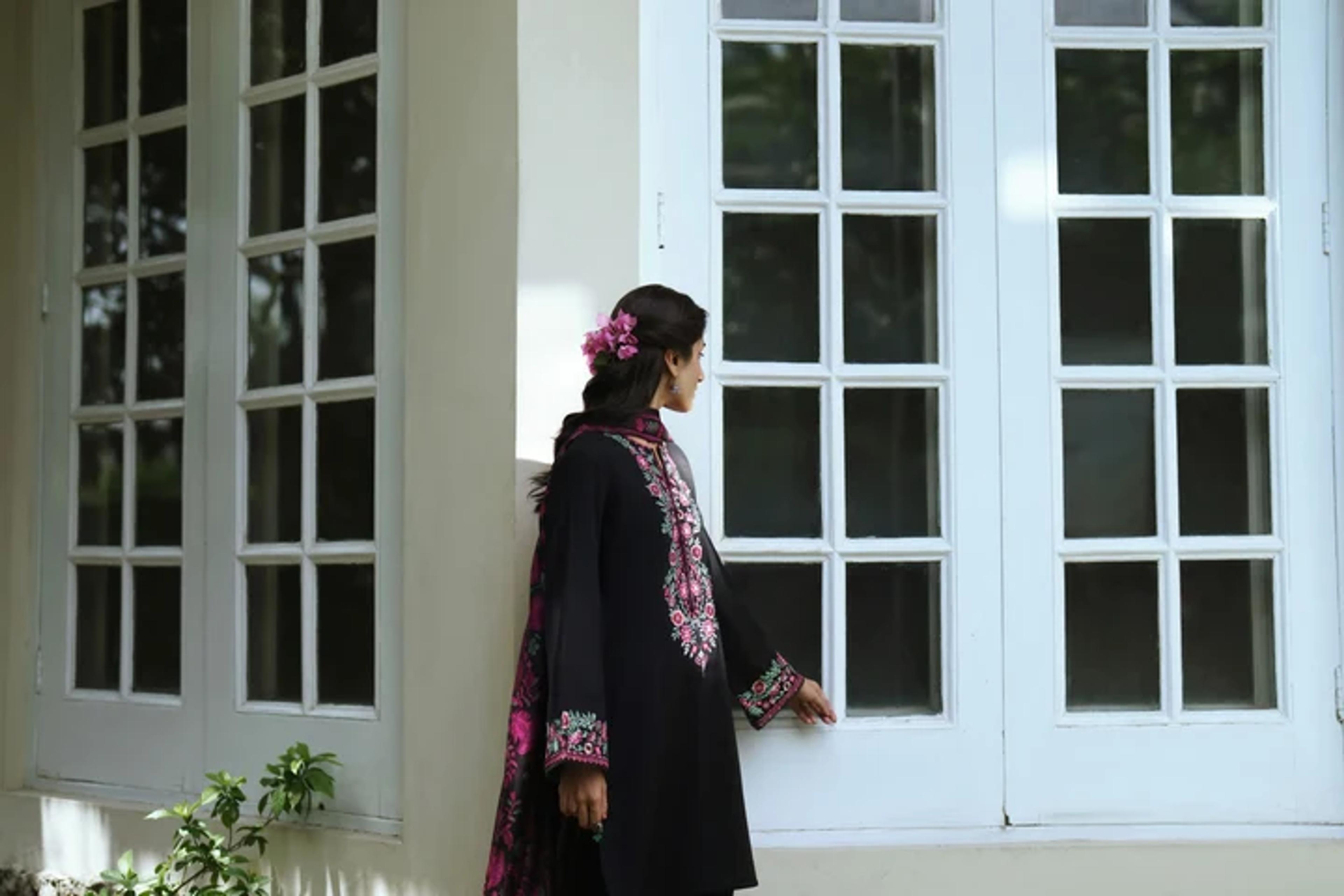 Black Cotton Lawn Suit with Silk Dupatta - Thumbnail 5