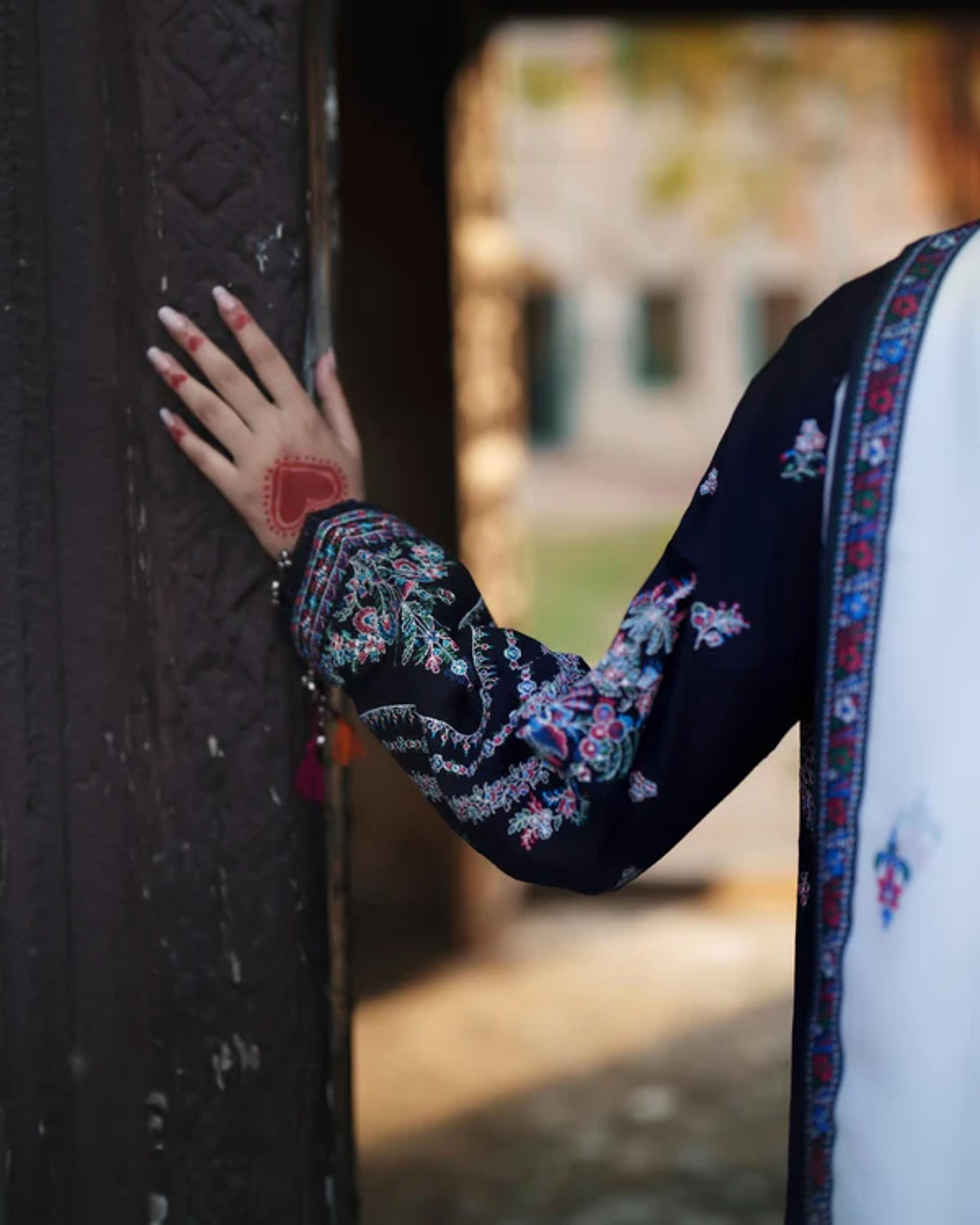 Graceful Long Silhouette Lawn Suit - Thumbnail 4