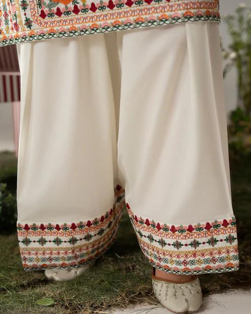Short shirt with intricate multi-thread embroidery - Image 6