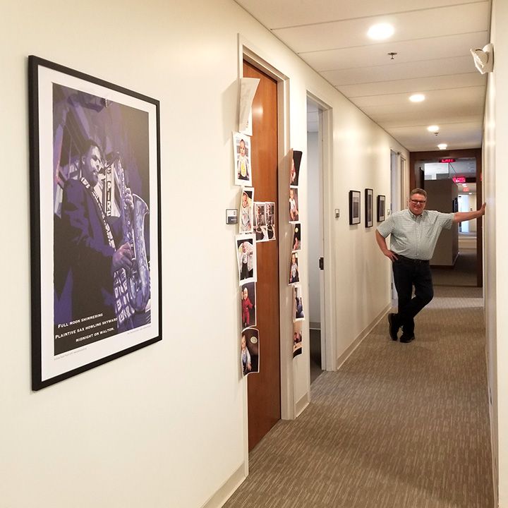 Jan Quitzau posing next to an office