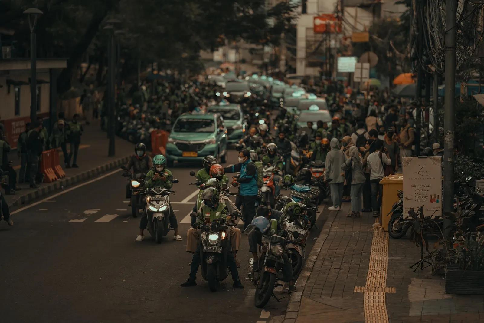 Suasana jalan kota di Pekanbaru pada jam sibuk