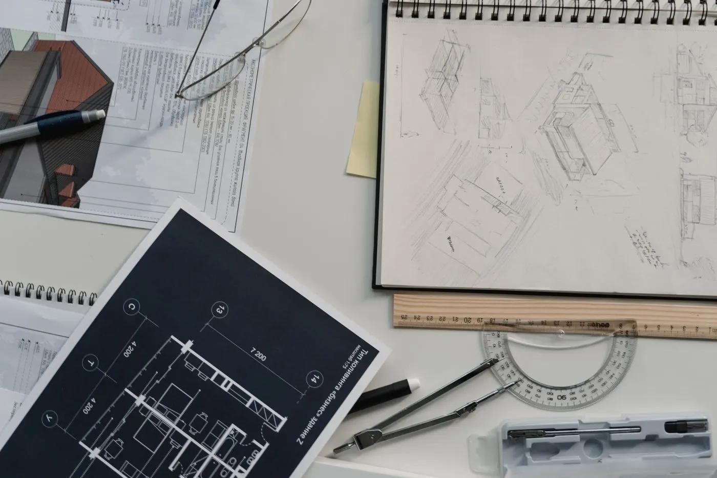 Sketsa dan gambar kerja arsitektur di atas meja