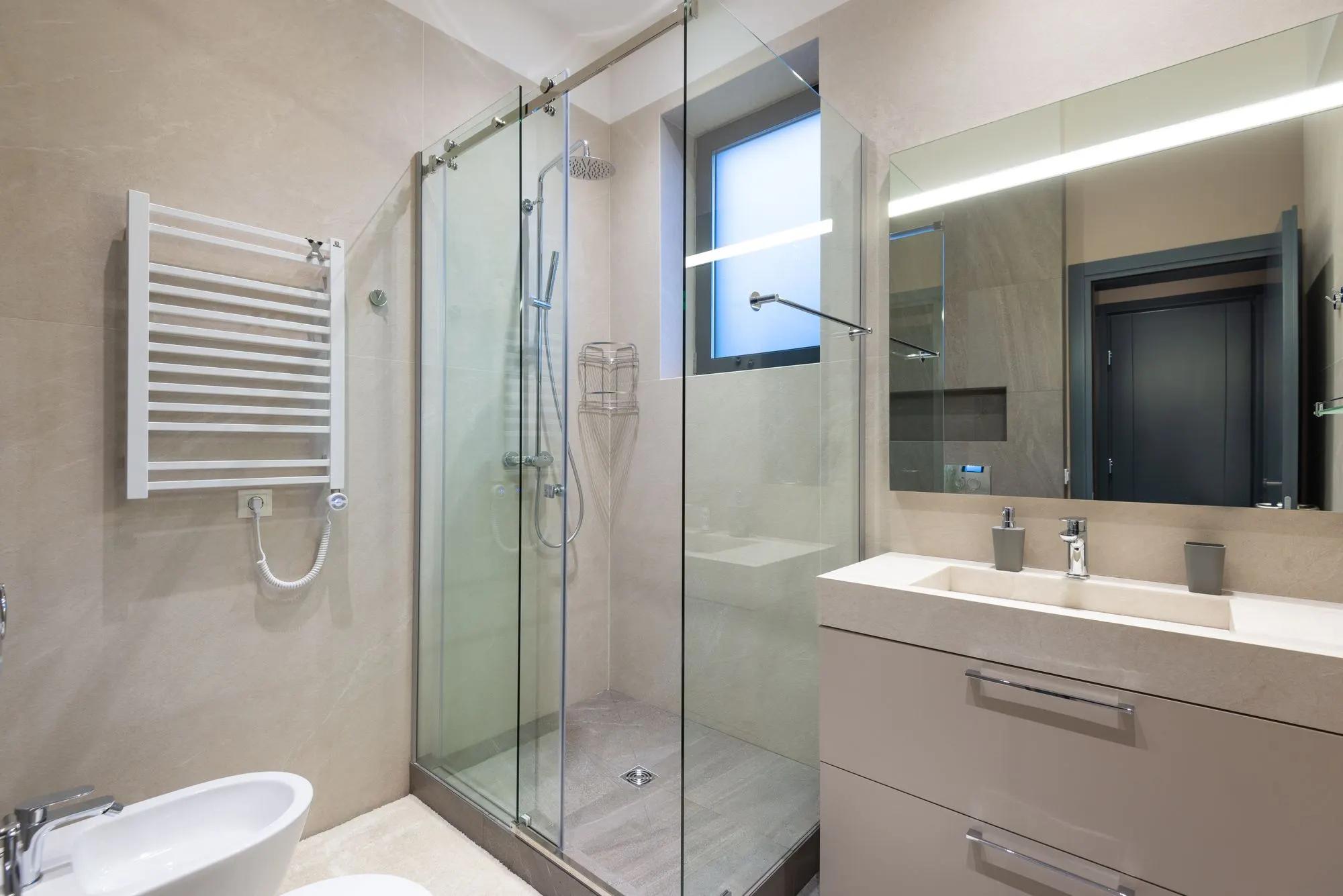 Kamar mandi utama dengan shower kaca