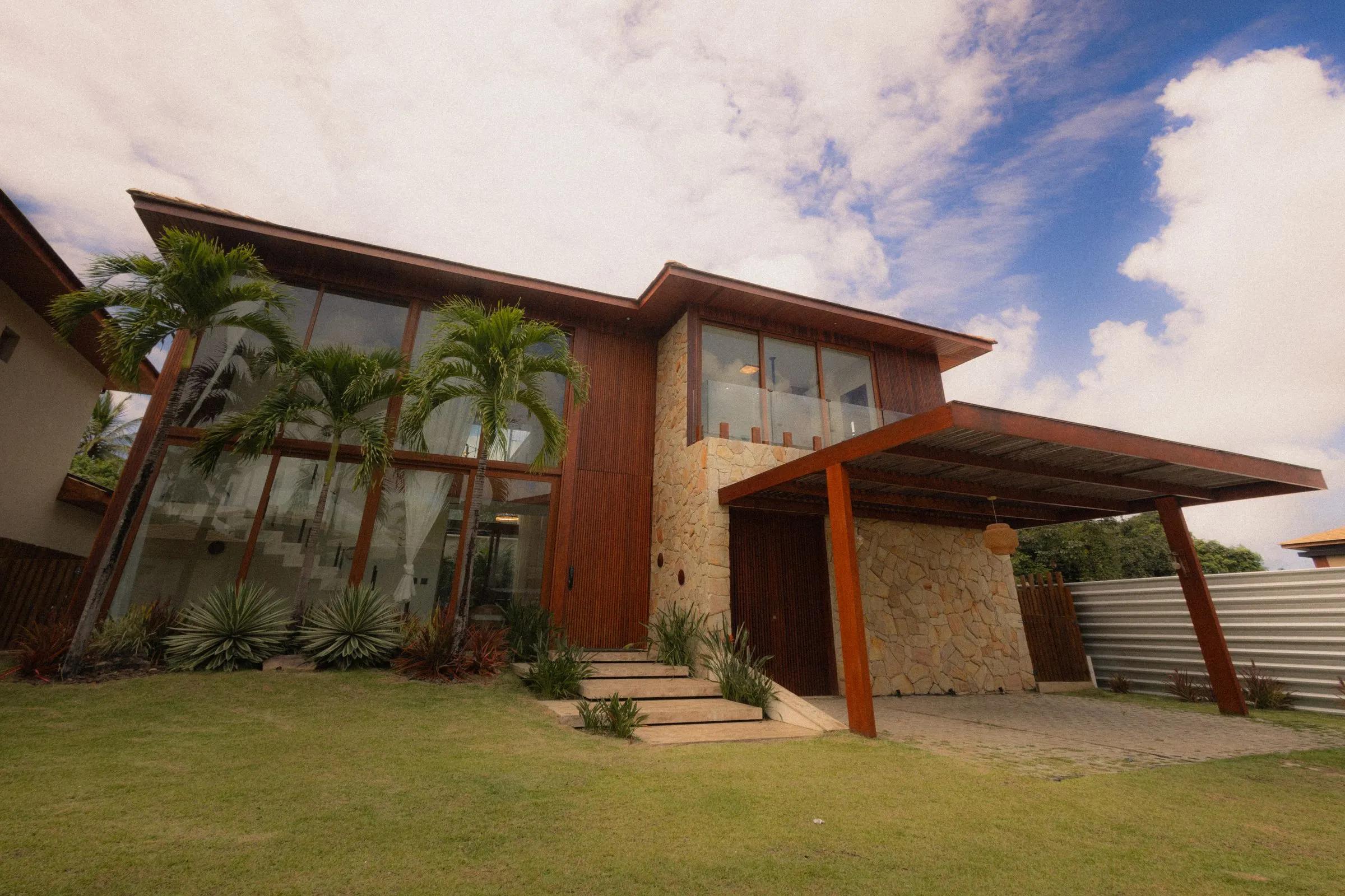 Rumah tropis minimalis dikelilingi tanaman hijau