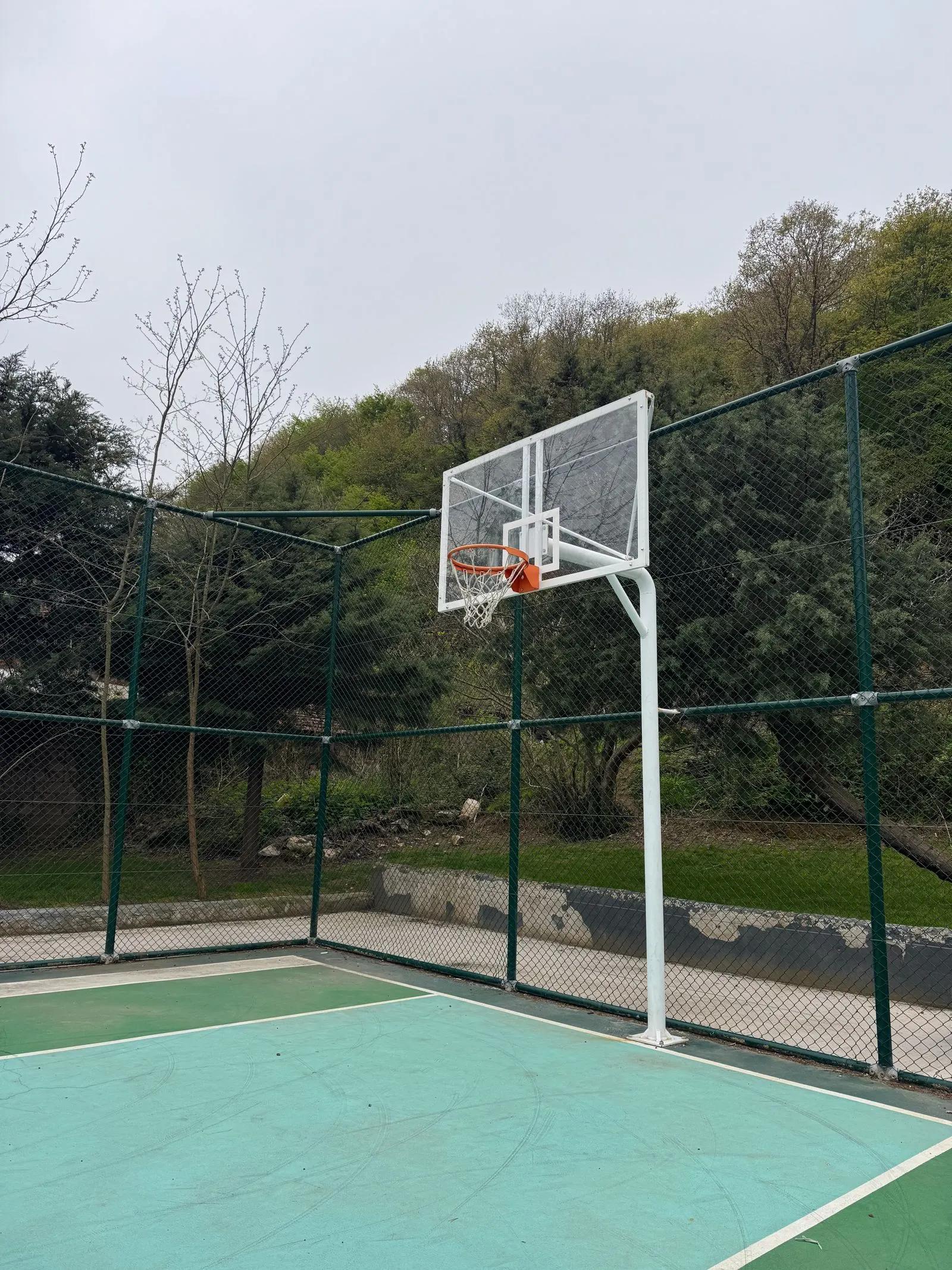 Ring basket di lapangan terbuka kawasan hunian
