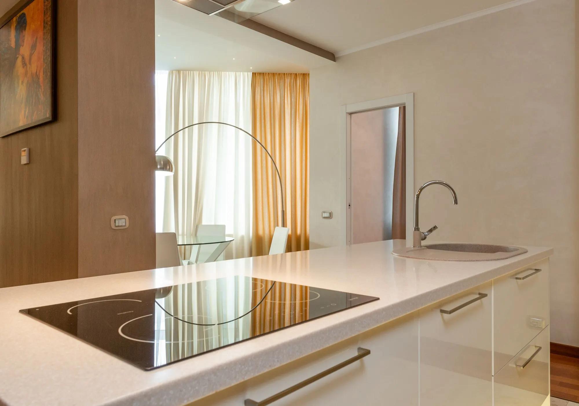 Dapur dengan island dan kabinet sampai plafon