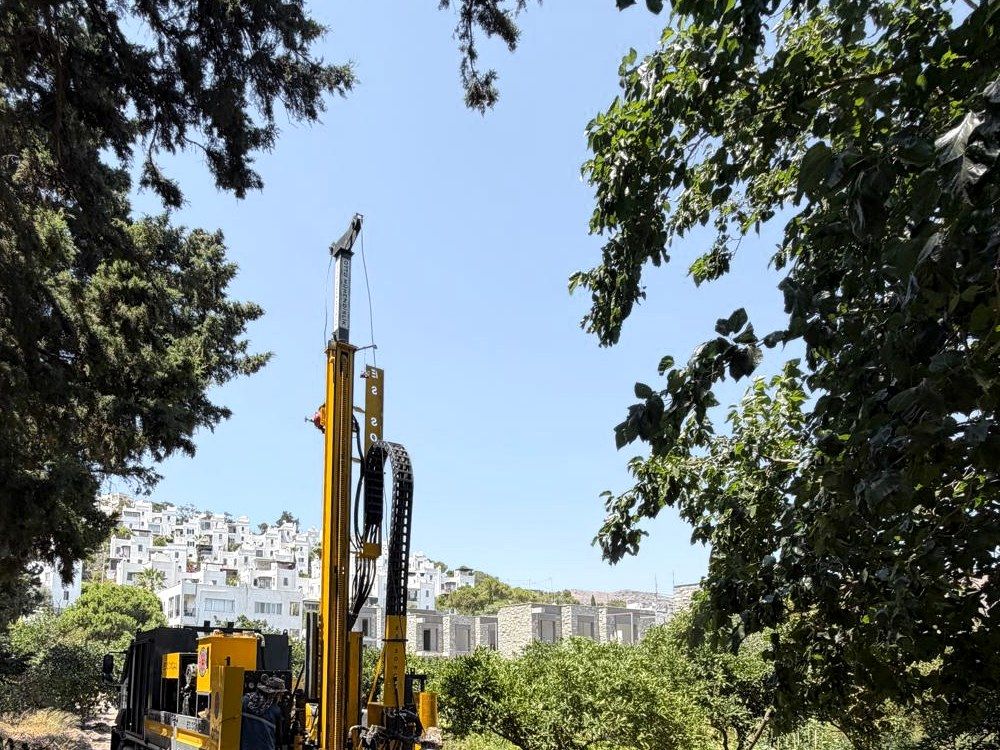 Yapıların arasındaki bahçede Otto sondaj makinesi
