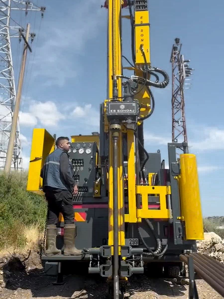 Bodrum'da sahada ekip, sondaj kulesinin başında operatör