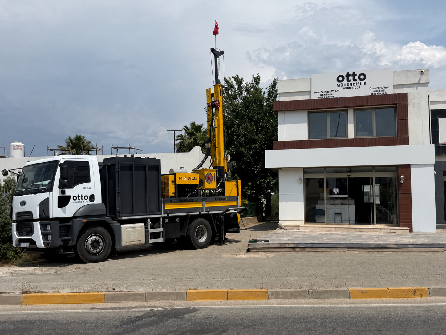 Ortakent'teki Otto Mühendislik ofisi ve önündeki sondaj kamyonu