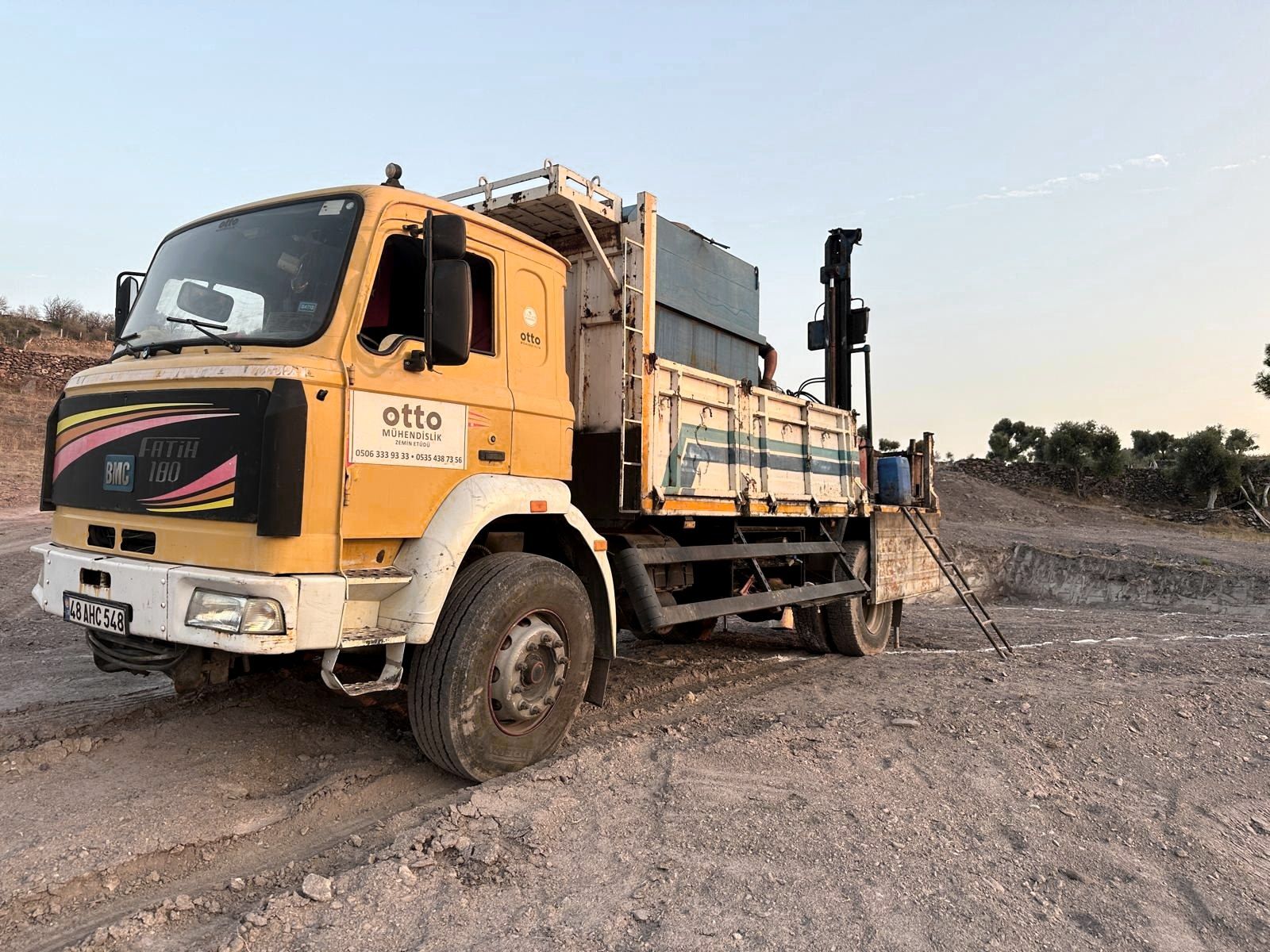 BMC Fatih 180 kamyon üstü sondaj makinesi, ön çeyrek, kırmızı toprak
