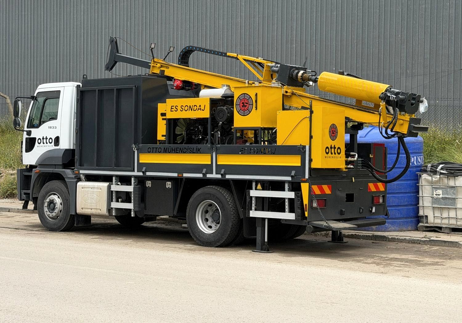 Ford Cargo üstünde ES Sondaj makinesi, arka çeyrek görünüş, su tankı