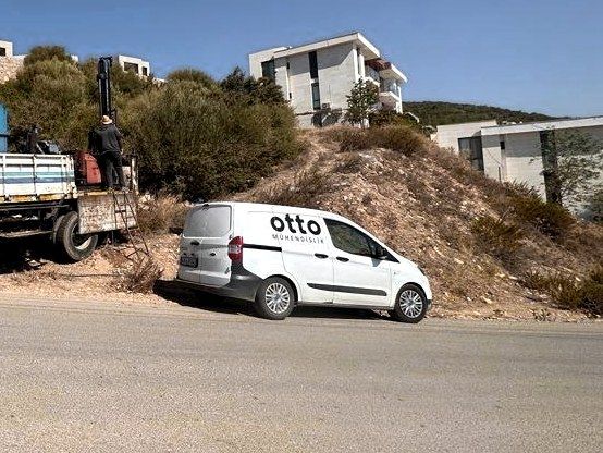 Sondaj sahasında Otto logolu beyaz panelvan