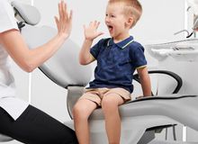 Quando portare un bambino dal dentista: qual è l’età giusta per iniziare davvero