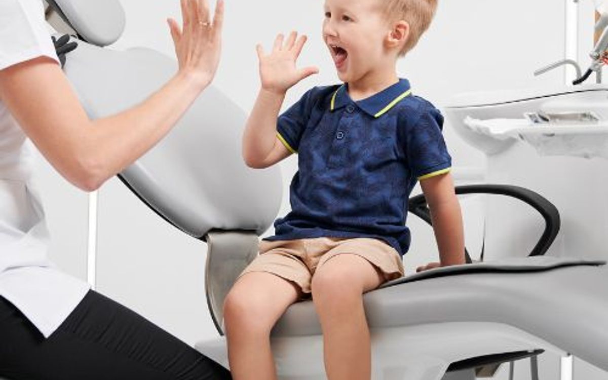 Quando portare un bambino dal dentista: qual è l’età giusta per iniziare davvero