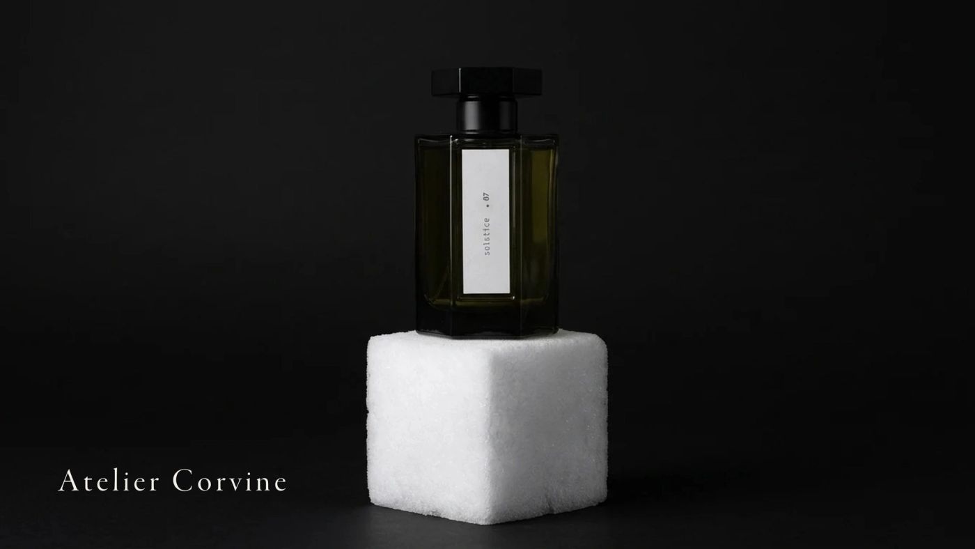Flacon sur un cube de sucre, fond noir.