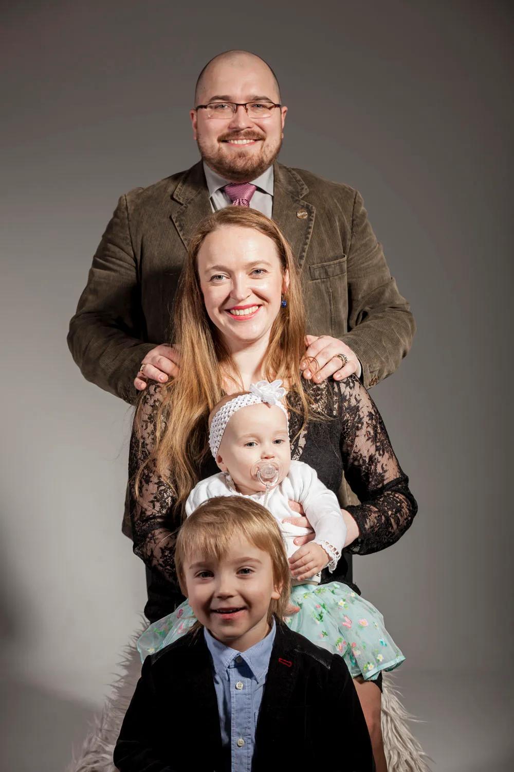 Family portrait session in the Riga studio, photo 19