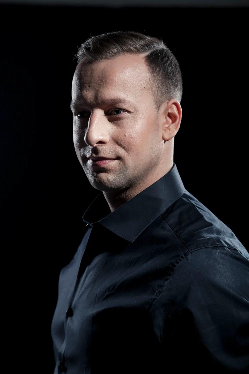 Men's portrait session in the Riga studio, photo 18