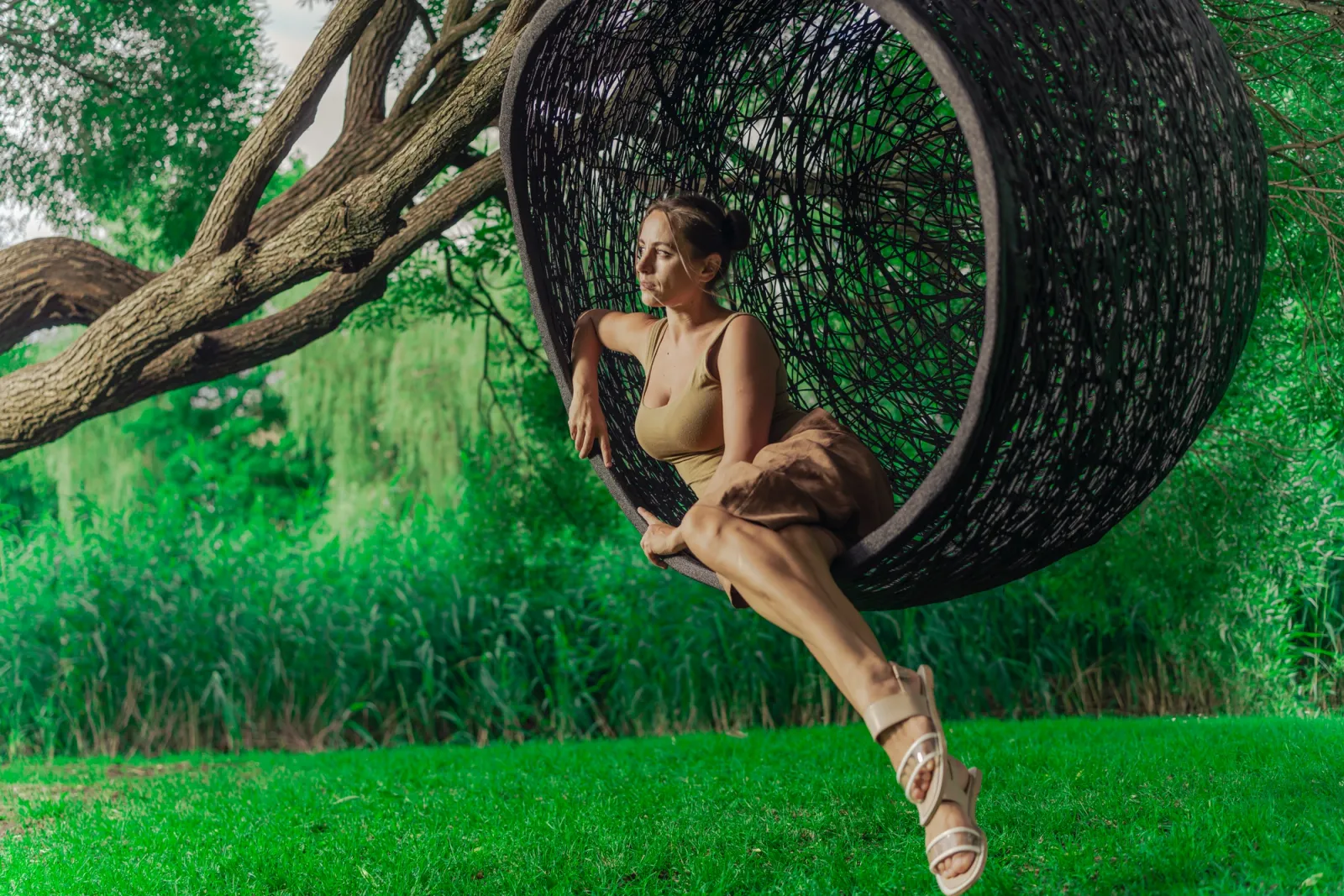 Ar rokām pūsts stikls un purva ozols, fotografēts studijā