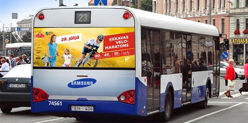 Pilsētas autobusa aizmugures reklāmas panelis Ķekavas velomaratonam