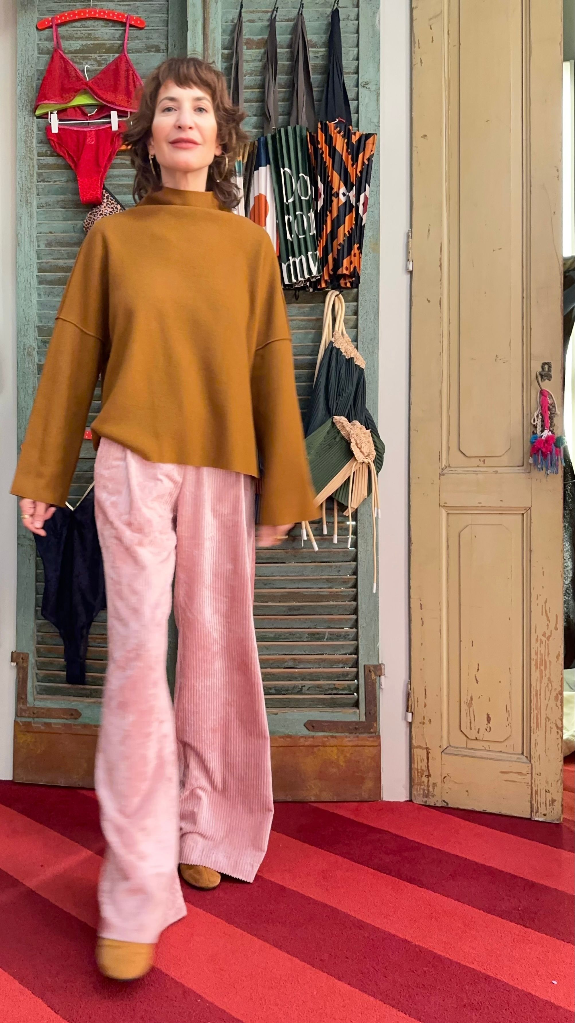 Un look pensato per l'autunno e l'inverno. La composizione include maglieria, pantaloni e stivali. La palette comprende rosa.