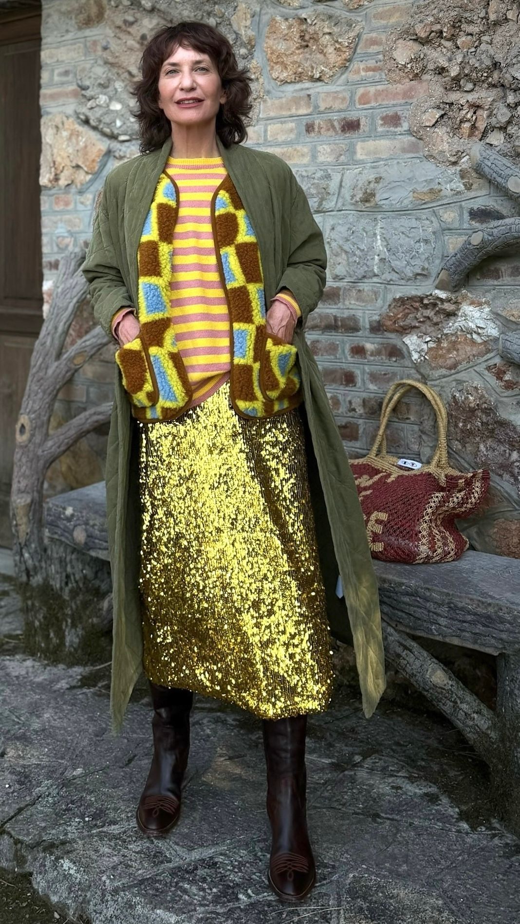 Un look contemporaneo. La composizione include maglieria, capispalla e stivali.
