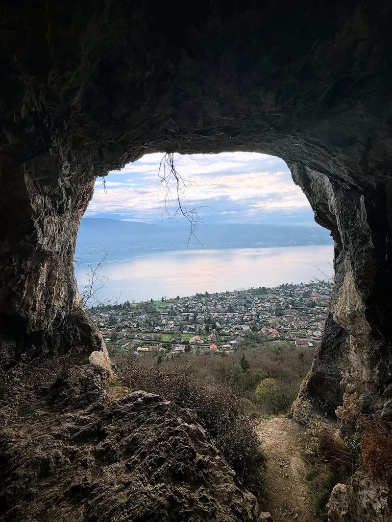Le Belvédère De  La Grotte des Sarrazins