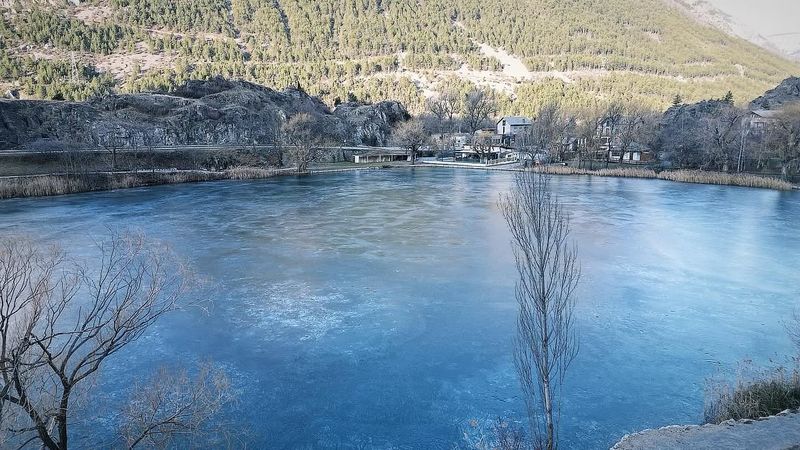 Le Lac De La Roche De Rame 