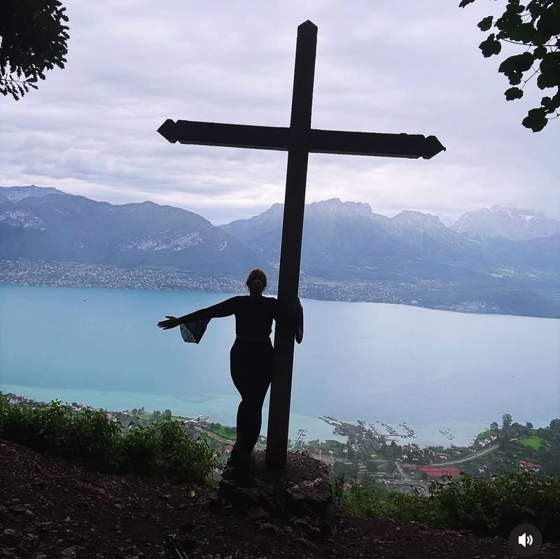 Le Sommet  De La Croix Du Chef-Lieux 
