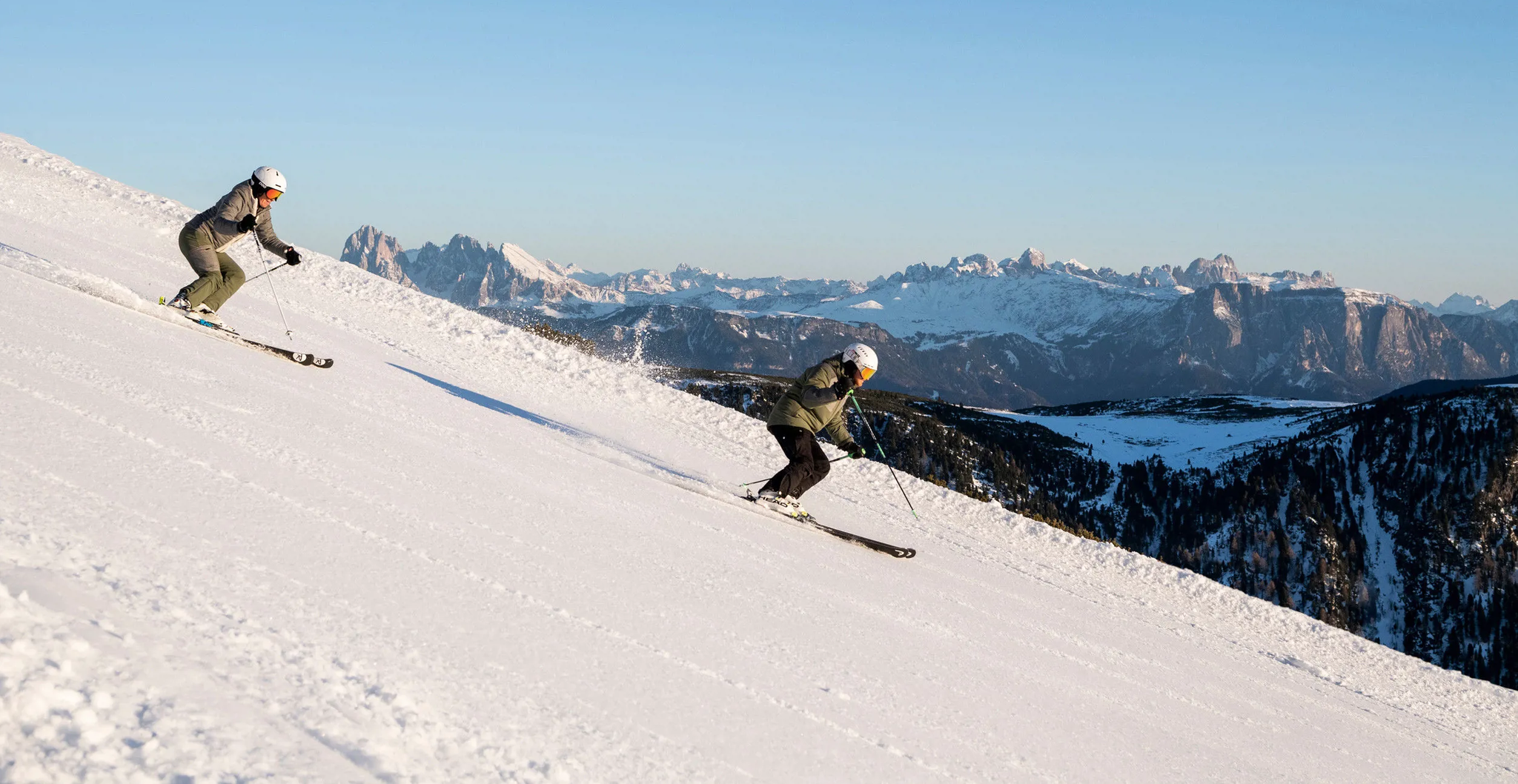 Reinswald 2 Skifahrer vor Panorama