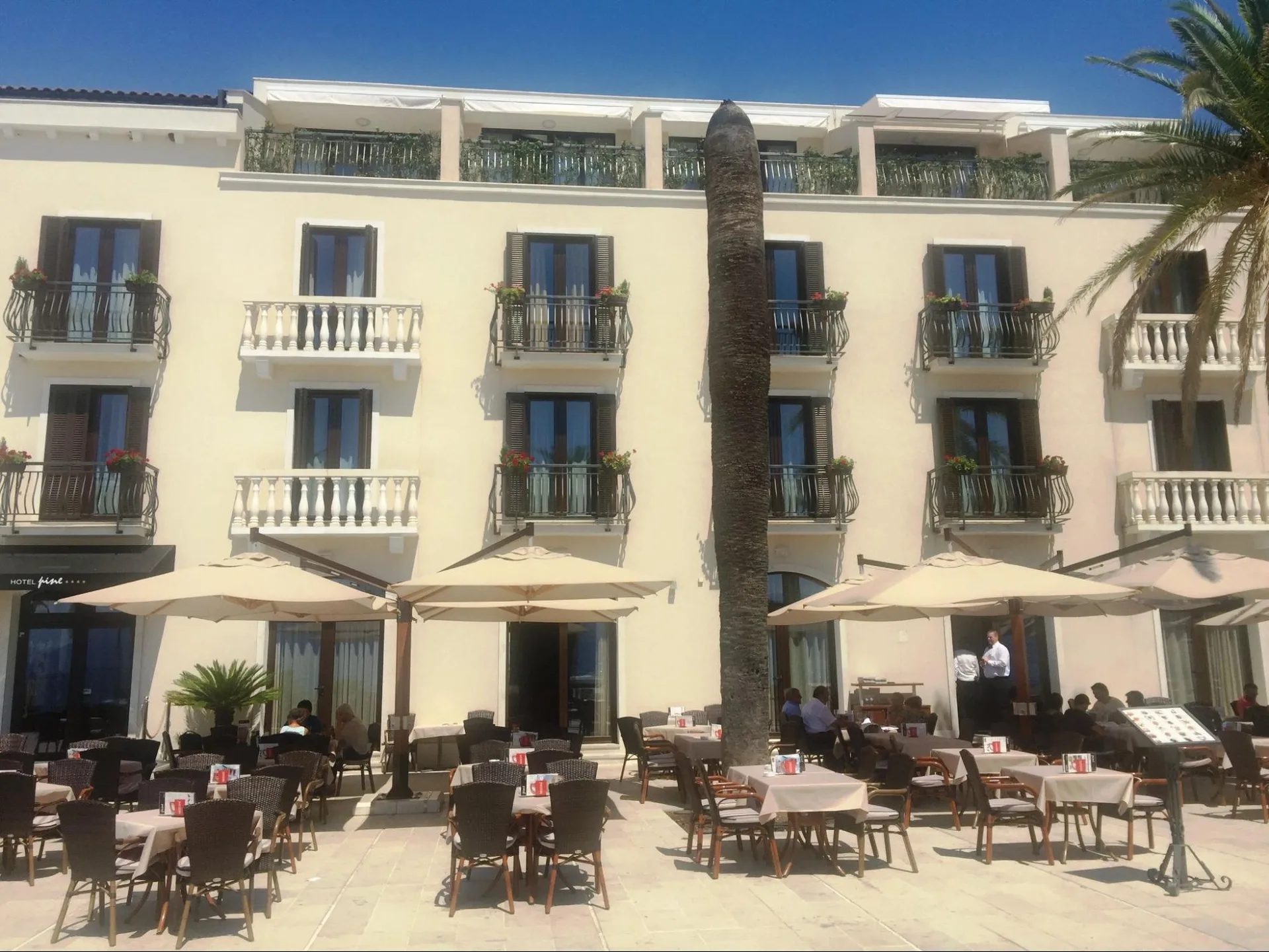 Hotel pine, Tivat. Glavno pročelje hotela sa terasom uz šetalište.
