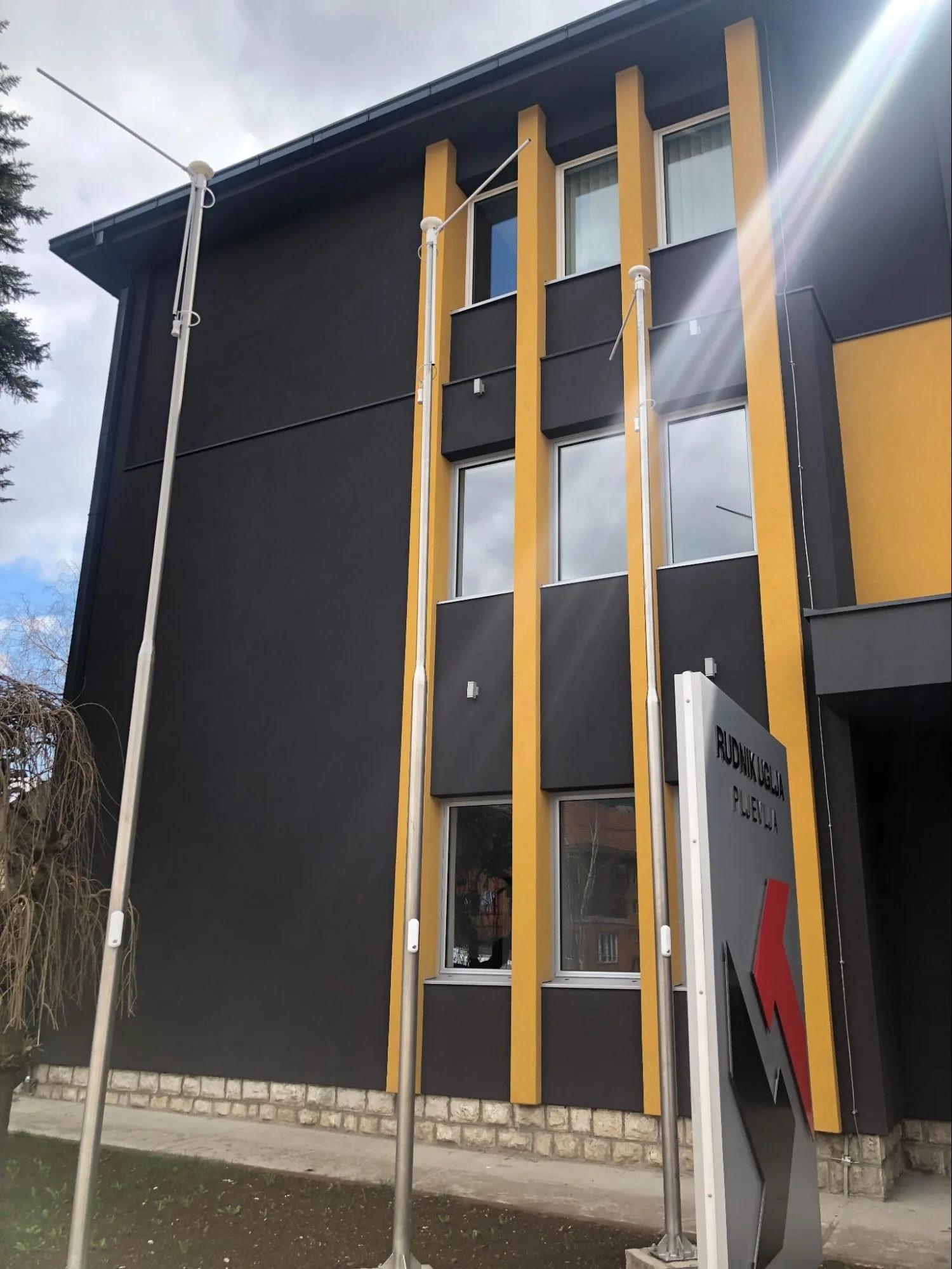 Zgrada rudnika uglja, Pljevlja. Vertikalni žuti elementi na tamnoj fasadi.