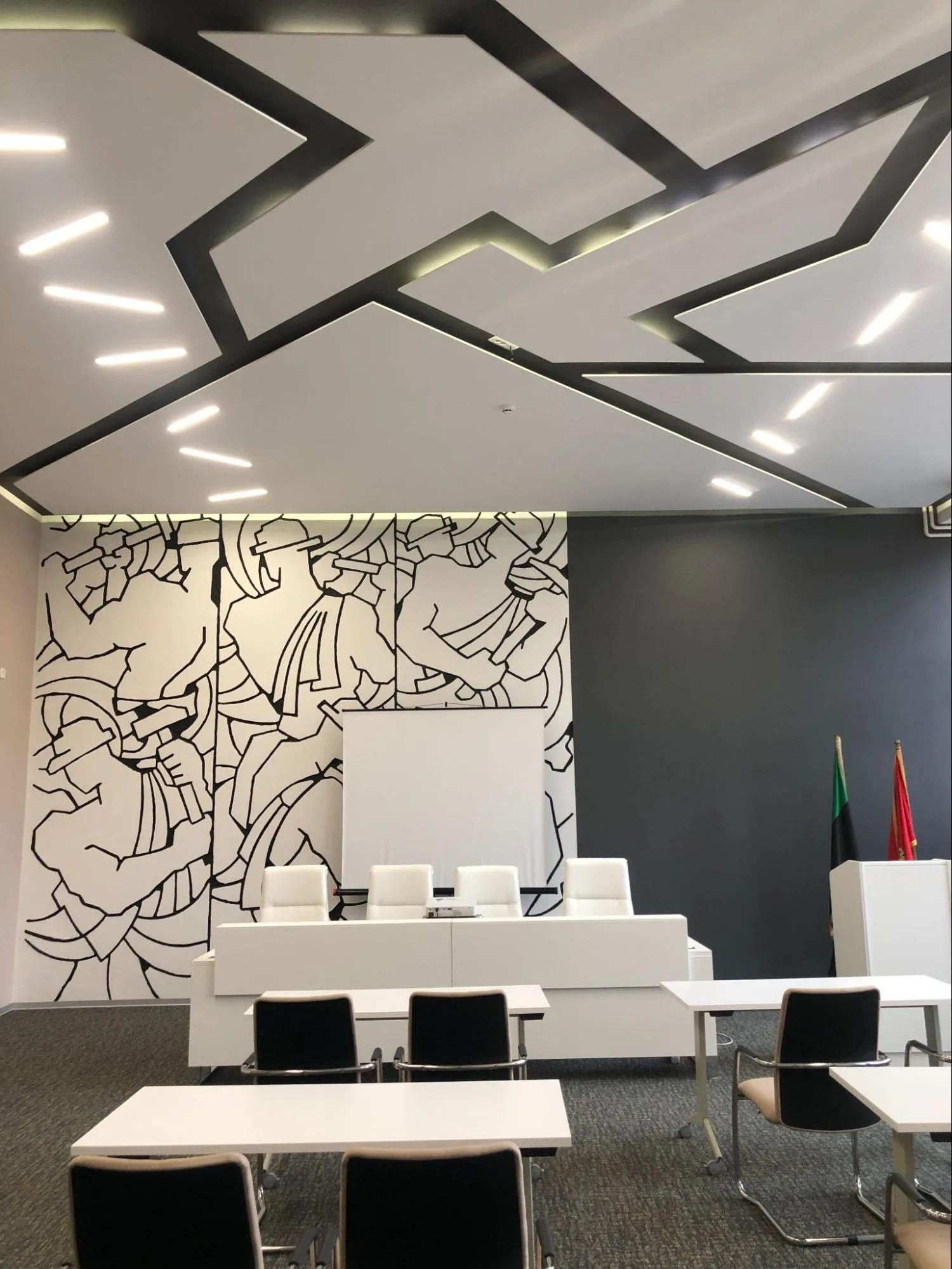 Dom rudara, Pljevlja. Sala sa zidnim crtežom, govornicom i geometrijskim plafonom.